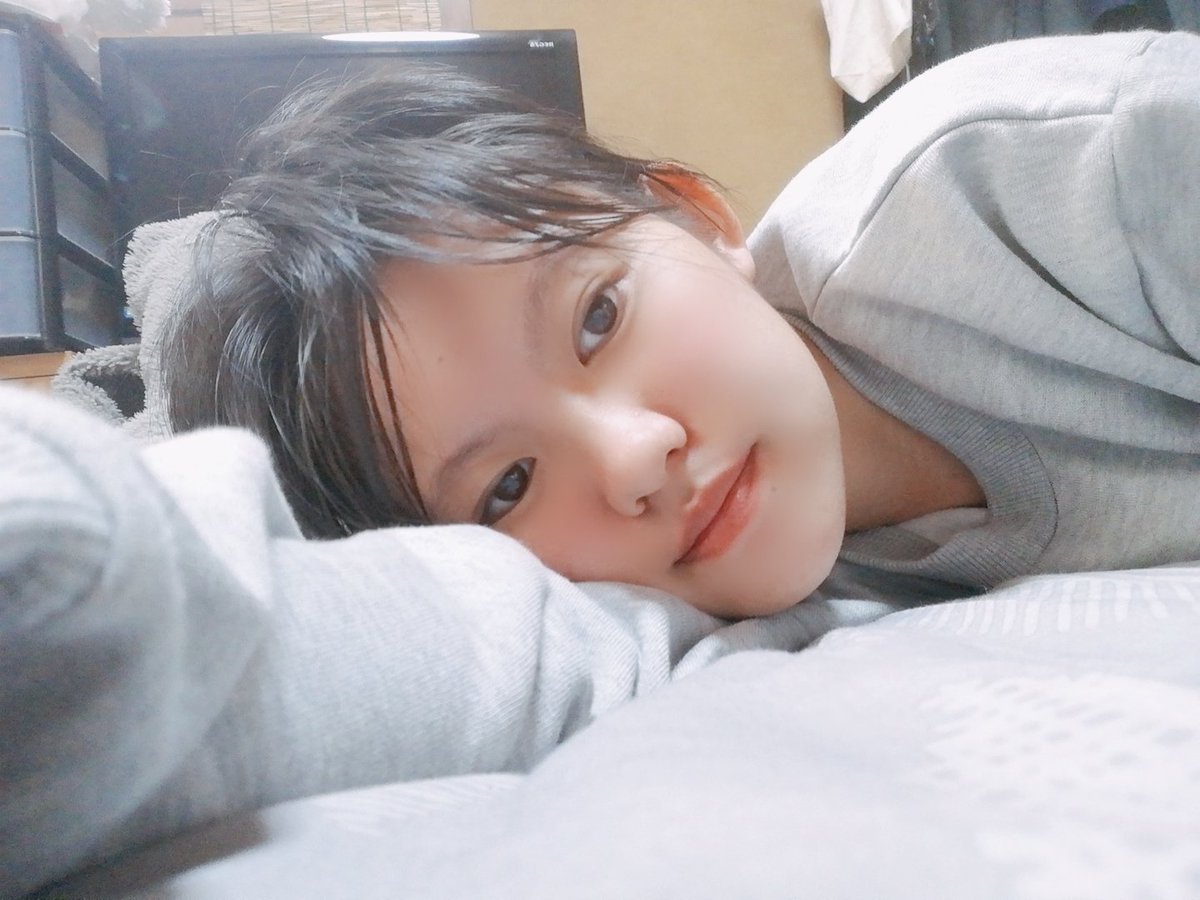 Neutral_00's tweet photo. 一年以上前に友人宅にお泊まりした時、
友人の家着を悪戯で着た時のやつ。

暴れまくって疲れてるので眠たくて顔が死んでるって言うな(笑)
髪が短いなぁ…いいなぁ…。
珍しくノマカメて撮ってたみたい！(笑)

#男装さんに一途な子繋がりませんか 
#まったり #無加工 #Neutral #お友達ください https://t.co/l96NDYAPqp