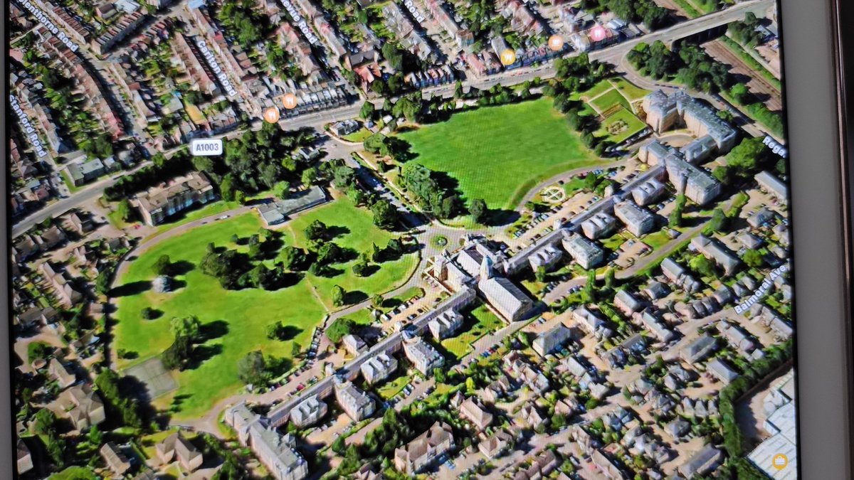 edvJump's tweet photo. Great fun drawing a petal centred on #CrouchEnd on a 21k run today exploring North towards Friern Barnet/New Southgate... getting lost in Coppetts Woods, failing 2 find entry to the grounds of Colney Hatch Lunatic Asylum & discovering the #Crouchend Vampires FC #runninginlockdown https://t.co/fgAyPsdEus