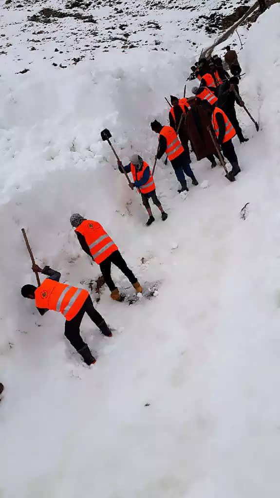 AkdnAfg's tweet photo. Trained Community Emergency Response &amp; Avalanche Preparedness Teams reopened 25KM road @Badakhshan which was blocked by heavy snow &amp; Avalanches. The team trained by AKAH equipped with basic response toolkits &amp; Personal protection equipment to support until additional help arrived https://t.co/HcYg7YL7pI