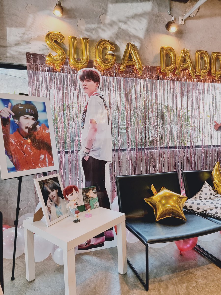 milkkychuu's tweet photo. 🌷แวะมารีวิวงาน #SUGADaddy_Project งานน่ารักมาก สตาฟน่ารักสุดๆ คุยเก่งงง รูปในงานคือแรร์มาก คนเข้างานแต่ละรอบไม่เยอะเกินไปด้วย ทำให้ในร้านคนไม่แน่นเกินไป ชอบมาก😊😊
💐ส่วนตัวเราขับรถไป ตอนกลับคนจัดงานมาโบกรถให้เราอีก น่ารักจัดเลย ขอบคุณกันแล้วขอบคุณกันอีกกว่าจะได้กลับ 555555💜💜 https://t.co/sio0RDbiOY