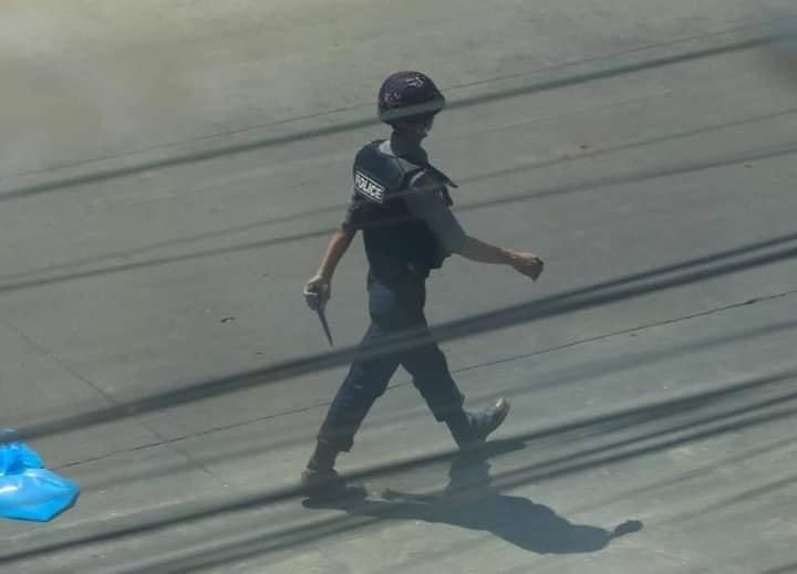 KhinPyaePyaeKy4's tweet photo. March 7 today, the soldiers and polices whose come to north oakkalar to break the protester group are bringing along the sharper knifes.🔪 #WhatsHappeningInMyanmar #Myanmar_wants_Democracy #RejectMilitaryCoup https://t.co/QcM1IBWQ6y