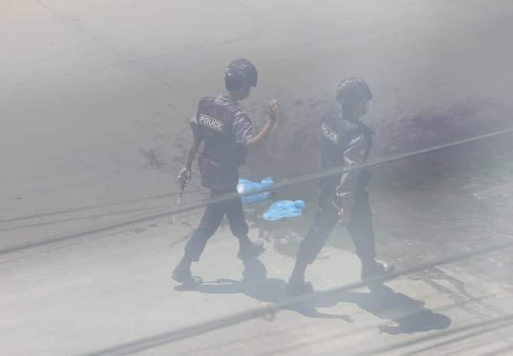 KhinPyaePyaeKy4's tweet photo. March 7 today, the soldiers and polices whose come to north oakkalar to break the protester group are bringing along the sharper knifes.🔪 #WhatsHappeningInMyanmar #Myanmar_wants_Democracy #RejectMilitaryCoup https://t.co/QcM1IBWQ6y