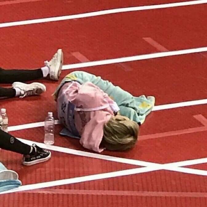 moodyminarii's tweet photo. #JEONGYEON sleeping at ISAC https://t.co/b58aHDyXzY