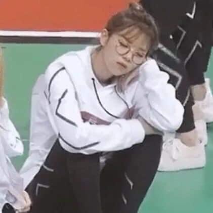 moodyminarii's tweet photo. #JEONGYEON sleeping at ISAC https://t.co/b58aHDyXzY
