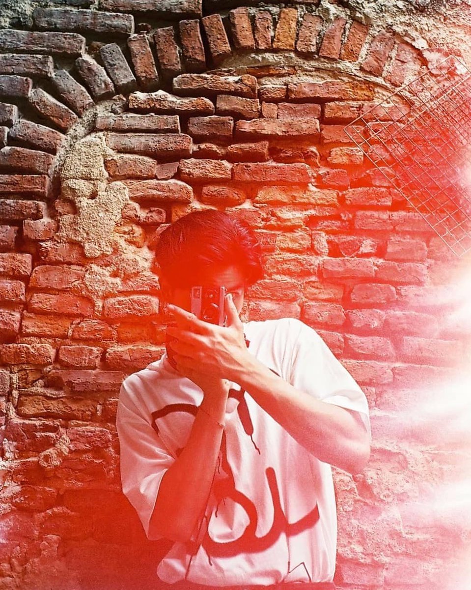TTawan_Int's tweet photo. 🎶We keep this love in a photograph.🎶

Photography is one of the best ways to retain memories &amp; Happy Sunday! 💙

📸 #Tawan_V IG https://t.co/RRmzMz9EAX