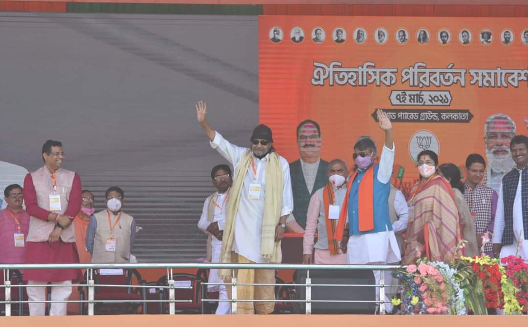 paulagnimitra1's tweet photo. ব্রিগেড মঞ্চে উপস্থিত হলেন বাংলার কৃতি সন্তান, সকলের প্রিয় অভিনেত�� মিঠুন চক্রবর্তী।
মিঠুনদা স্বাগতম 🙏
@narendramodi
@VanathiBJP @MrsGandhi @blsanthosh @VijayaRahatkar @amitmalviya @BJPMM4Bengal @BJP4Bengal @dushyanttgautam @PMOIndia 
#ModirSatheBrigade #mithunchakraborty https://t.co/fEoy9RirAB