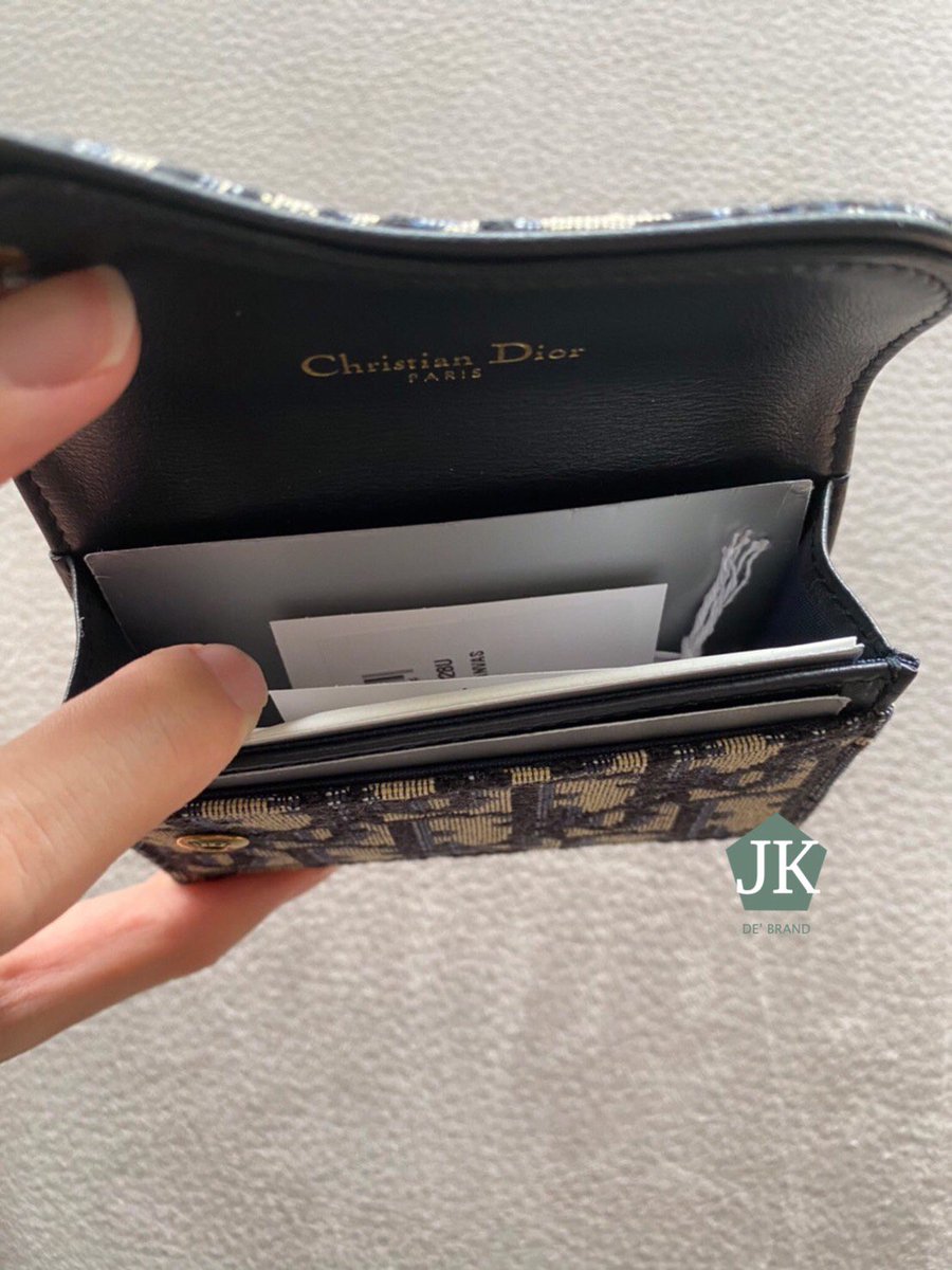 Grandsale_JK's tweet photo. คือมันดี Dior card holder ที่โด่งดัง สมคำร่ำลือ ของมาเท่าไหร่ หมดตลอด ในช็อปไทยก็มีบ้างไม่มีบ้าง  การใช้งานคือจุมาก ใส่เงินสดแบบพับ 2 ได้ ใส่บัตรได้ ใช้แทนกระเป๋าตังขนาดเล็กได้เลย ราคาก็ไม่เว่อจนเกินไป ใช้ได้นาน ซื้อค่ะ ⚡️ https://t.co/rVbwd4bGhF