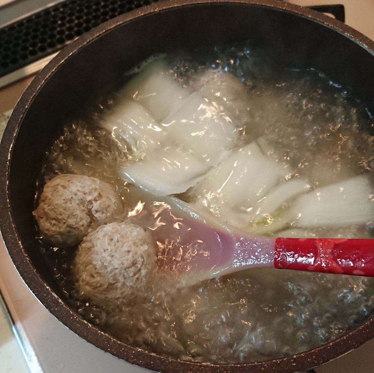 tbl_ayako's tweet photo. 肉団子…いい感じ…❤️
パクチーと、白菜の葉っぱの部分いれて、玉子豆腐を切って鍋へ…
玉子豆腐って、冷たい、出汁かけて食べるやつしか食べたことなかった…
こうやって温めて食べるのってはじめてかも…

#รสมือแม่EP9
#offgunxtaro https://t.co/vps86B4BD9