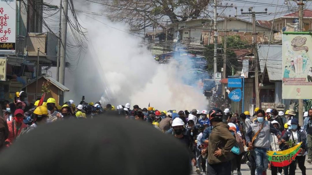 hannayuri_twt's tweet photo. In Taunggyi, Shan State #Mar7Coup The peaceful protesters are violently dispersed by Military terrorists. Junta even used bulldozer to remove the barricades. Injuries haven’t been confirmed yet. #WhatsHappeningInMyanmar 
R2P FOR MYANMAR https://t.co/pxCHSYQaTo