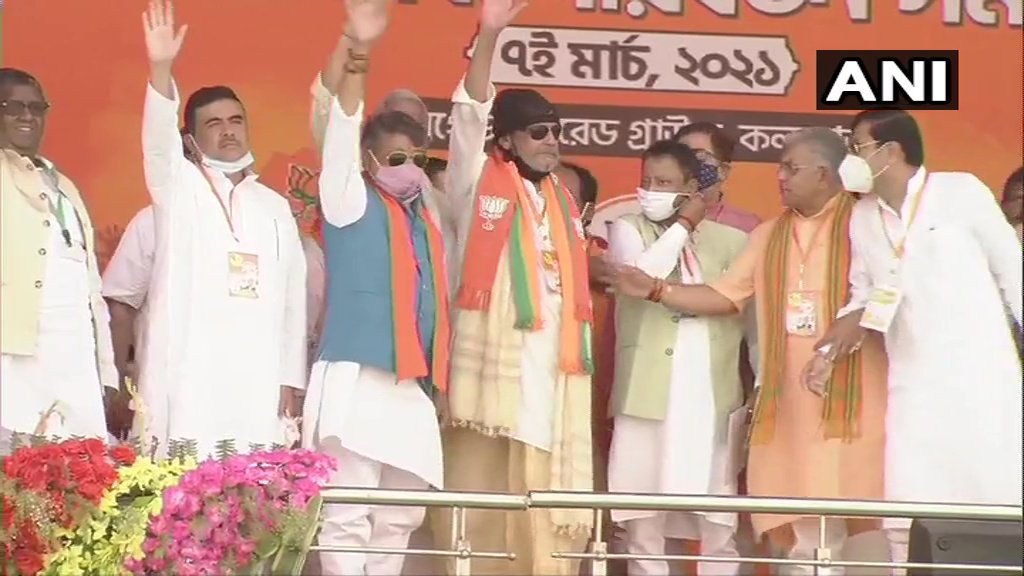 CentreLeak's tweet photo. #Breaking: Actor Mithun Chakraborty joins Bharatiya Janata Party at PM Narendra Modi's rally at Brigade Parade Ground, Kolkata.
#mithunchakraborty
#MithunDa
#Mithun
#BJP
#Rally
#BJPBengal
#MithuninBJP
#BengalElection2021
#BrigadeCholo
#Bengal https://t.co/MP3uQzT84q
