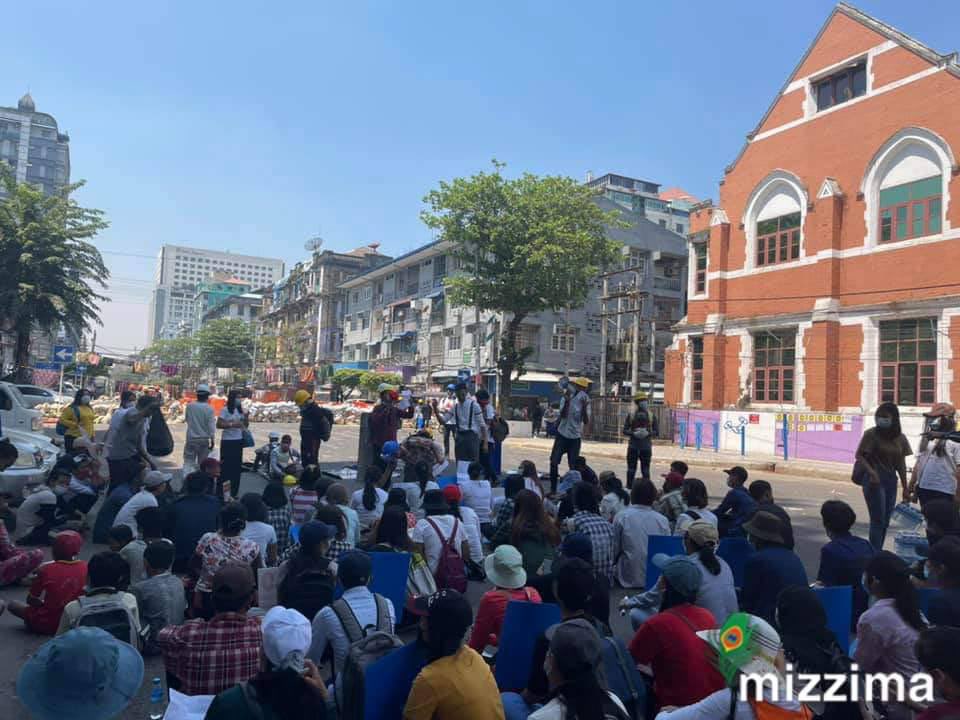 hannayuri_twt's tweet photo. Sit-in protest crowd in Anawrahta  road, yangon.
R2P FOR MYANMAR
#Mar7Coup
#WhatsHappeningInMyanmar https://t.co/P3k2EwPTuj
