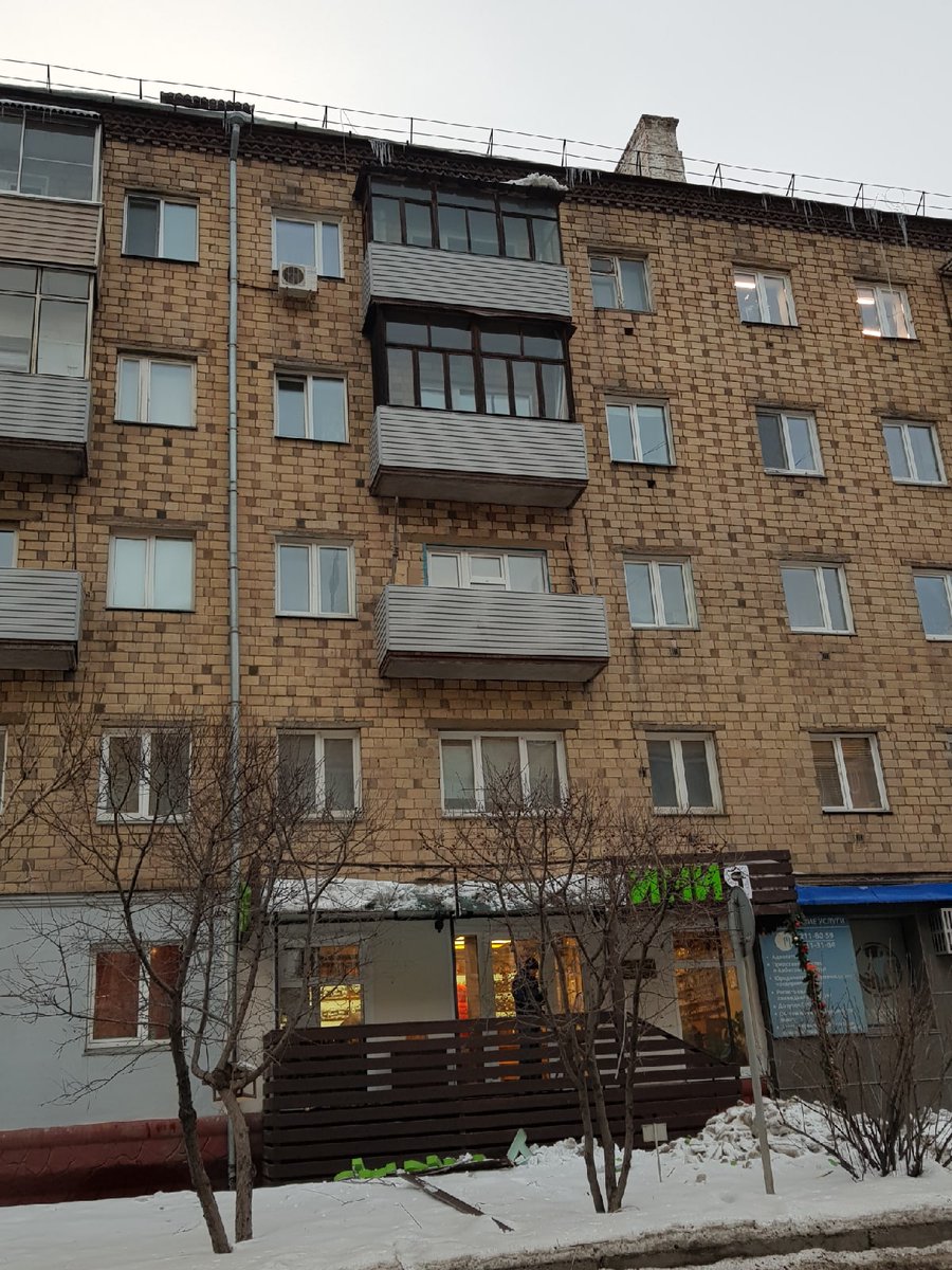 chalineRu's tweet photo. Увлекательная зима 20-21 гг для ЧЛ в Красноярске закончилась сногсшибательно. В декабре с нашего крыльца украли гирлянду, в феврале, при чистки снега с крыши, наша вывеска пострадала, в марте с крыши сошёл снег и добил вывеску. Удача, что люди не пострадали. #krasnoyarks #chaline https://t.co/tQ9domrdEN