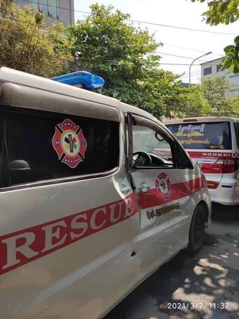 ArrPwi's tweet photo. Junta Terrorists damaging ambulances,totally crime against humanity.This act is not allowed even in battle field.State sponsored rebels have destroyed ambulances which are used to save injured protesters in Mandalay on Mar 7.
#WhatsHappeningInMyanmar https://t.co/BfLVze857K