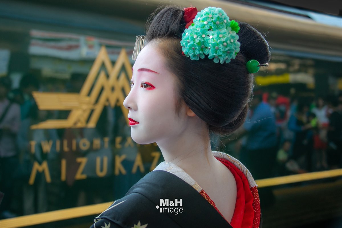9520342's tweet photo. 京都駅
トワイライトエクスプレス瑞風出発式
とし恵美さん
2017年6月17日撮影 https://t.co/56jR6UlQl9