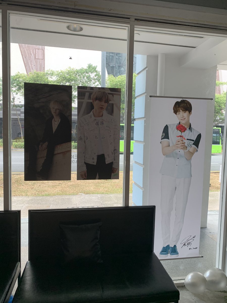 sqrdiary's tweet photo. Thank you @bangtanqueenSG for doing this event. the cupsleeve, decos are super pretty 🥺💗
#GeniusMinPD #ForSUGA https://t.co/LJKE4e7hMC