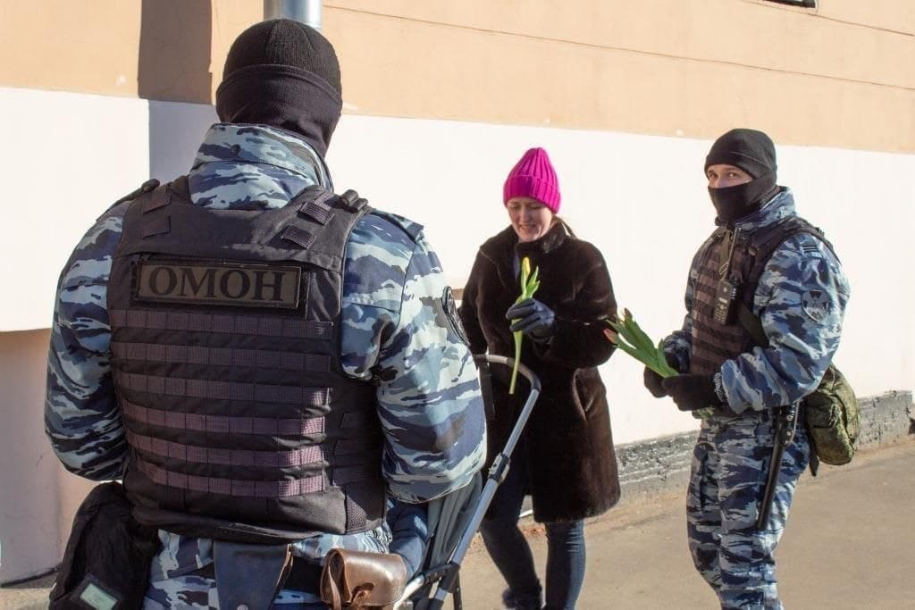 RussiaActually's tweet photo. В Петербурге силовики вышли в центр города, чтобы дарить женщинам цветы. https://t.co/LqhaLYuuCX