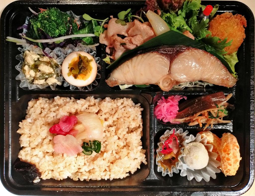 葉地 8 今夜の葉地弁当です 今日の鰆は皆大好き西京焼です 2色丼には昨日夕方〆の石鯛 食感 旨味が丁度出てきた頃です おかず盛りは人気の肝和と天然鮃 西荻窪 葉地弁当 テイクアウト 活〆石鯛 鰆西京焼 福豚生姜焼き 惣菜 お刺身2色弁当 葉地 8 今夜の葉地弁当です 今日の鰆は皆大好き西京焼です 2色丼には昨日夕方〆の石鯛 食感 旨味が丁度出てきた頃です おかず盛りは人気の肝和と天然鮃 西荻窪 葉地弁当 テイクアウト 活〆石鯛 鰆西京焼 福豚生姜焼き 惣菜 お刺身2色弁当
