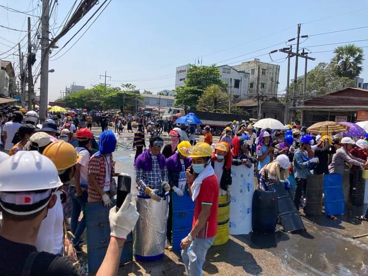 ArrPwi's tweet photo. Military and police terrorists ignite barriers at InnSein PoukTawWa, Yangon. 
But the protestors still protesting peacefully.

#Mar7Coup
#WhatsHappeningInMyanmar 
R2P FOR MYANMAR https://t.co/QsQuWCwGwE