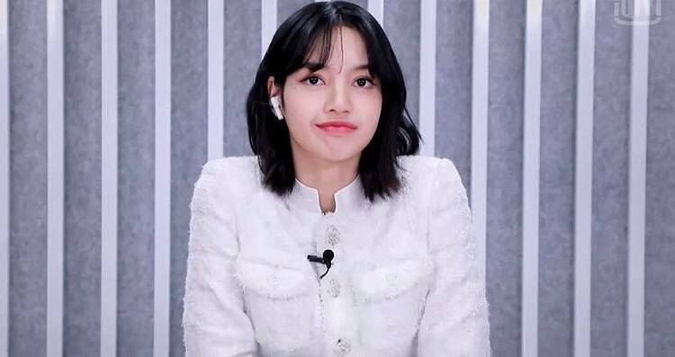 LisaVietnam's tweet photo. YG STOP SABOTAGING LISA is trending #1 in Vietnam 🇻🇳 https://t.co/qe8nicspXe