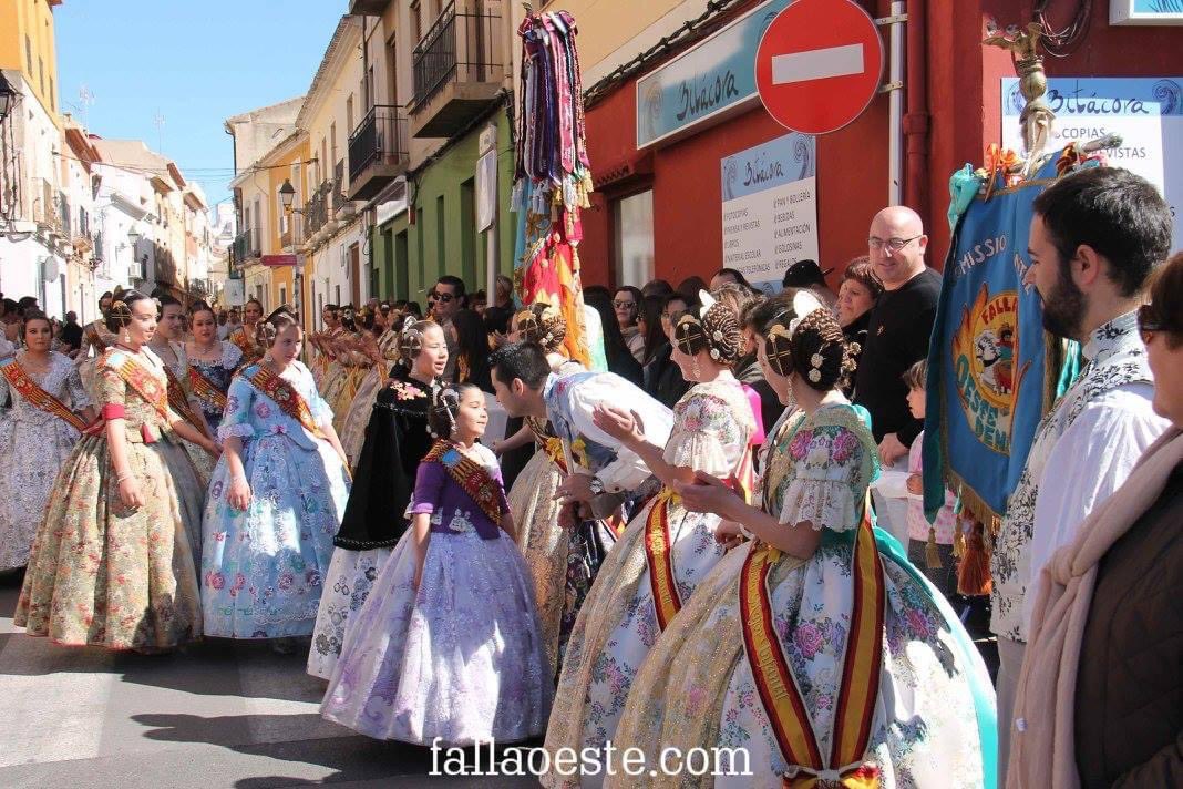 FallaOeste's tweet photo. Arriba la #BanderaOeste21! 💛
Compartiu les vostres fotos dels nostres dies de la Bandera amb el #coixinet i mencioneu-nos! I a les 13h... 💣
#Tornarem amb més força qué mai a gaudir de la nostra Bandera! #SomDeLOeste! 🔥 https://t.co/cNXW0dLlkQ