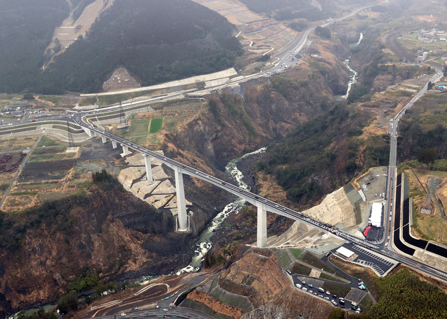 【全長525m】熊本地震による崩落から5年、新阿蘇大橋が開通
news.livedoor.com/article/detail…

2016年4月の熊本地震で崩落した阿蘇大橋に代わり、建設が進められていた。熊本地震で寸断した熊本県北東部の阿蘇地域の国道は、これですべてつながったという。