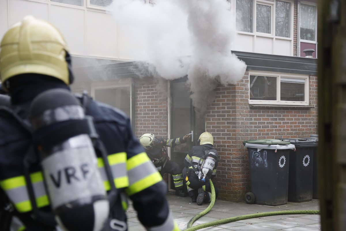 Keukenbrand in woning aan de Excelsior in Drachten door kortsluiting in oven -.