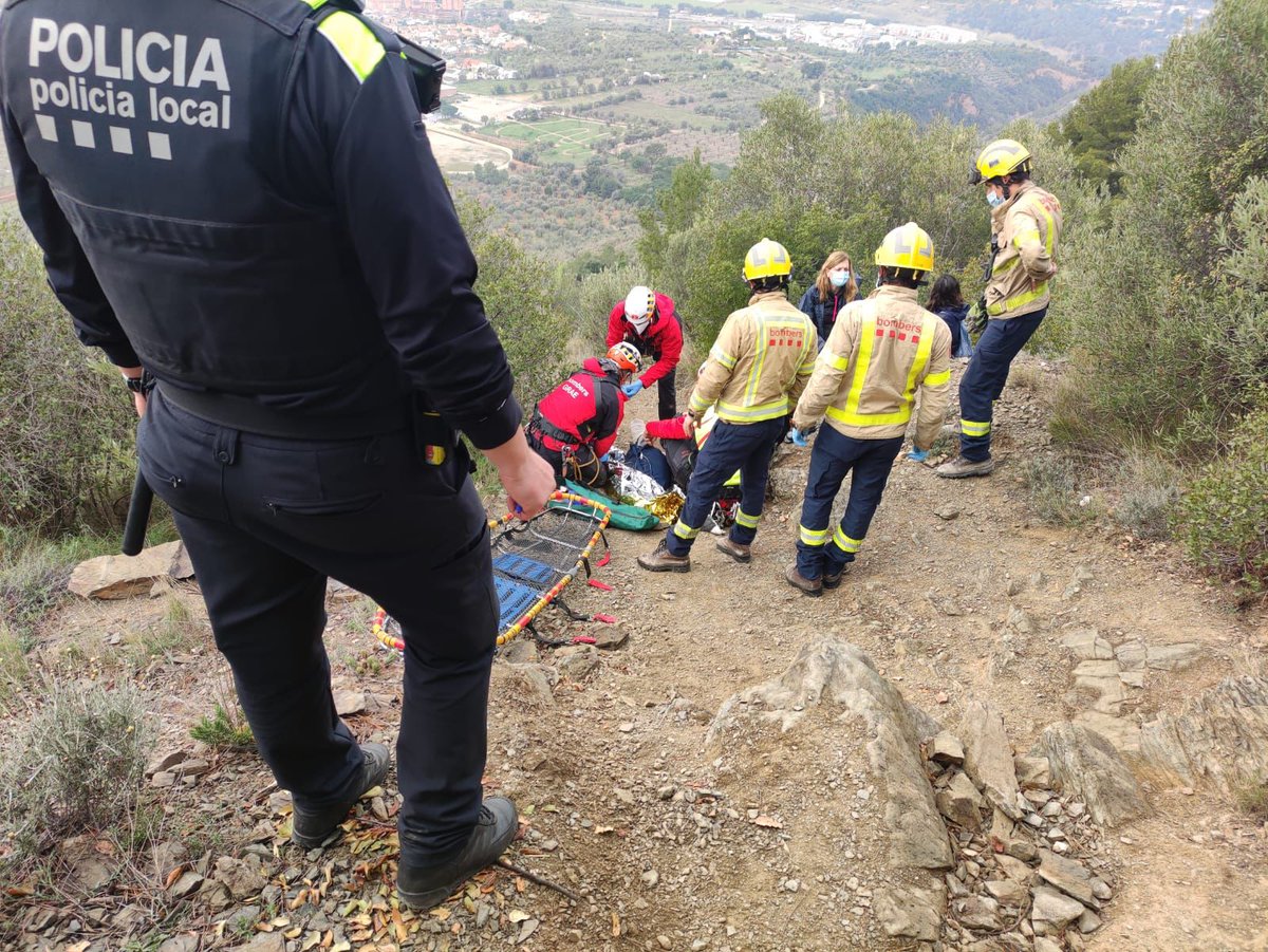 AjuntamentOlesa's tweet photo. 🔴 La Policia Local d'#Olesa informa d'un rescat practicat a un corriol proper a la Creu de Saba d'una dona que presentava lesions en un tormell. Hi han  participat Bombers de la Generalitat, un helicòpter dels GRAE, la unitat de Policia Local i el SEM. https://t.co/Hoc1mEHbUb
