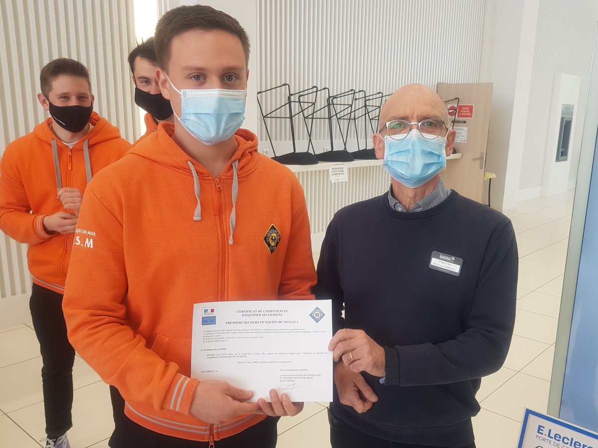 Double événement samedi au E.Leclerc de Brest-Kergaradec avec la remise d'un chèque de 5 000 euros au CFI SNSM de Brest et la remise de diplômes de secourisme à 20 jeunes nageurs sauveteurs en formation au CFI 🏊‍♀️.