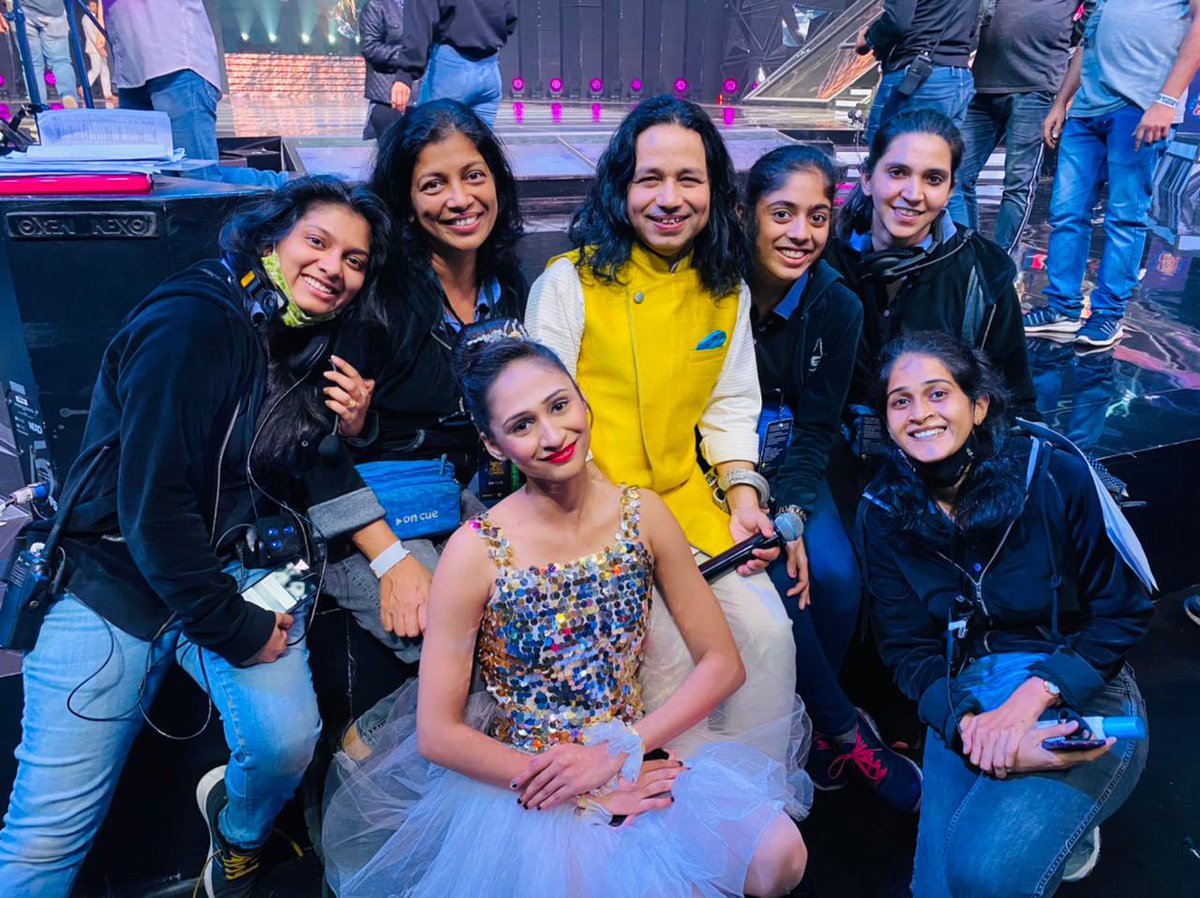 Kailashkher's tweet photo. This pic is very special and rare भारत की अप्रतिम कलाकारा Amazing talent @yogeshwarimistr And our very own gang of @OnCueIndia शुरुआती दिनों के साथी, फिर भी एक भी फ़ोटो नहीं था साथी. #nilkamalmumbaiwarriors को वोट करने के लिये. Miss call 9930000327. Line khuli hai 8pm tak. https://t.co/lXM85GgwwK