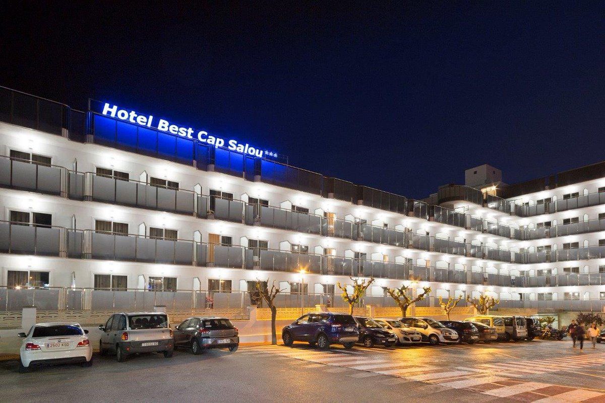 Luxiform's tweet photo. Compartimos uno de los proyectos hoteleros en iluminación: @hoteles_best en Salou. Nos encargamos de la iluminación de la zona de entrada y hall del hotel, así como su iluminación exterior y en la zona de la piscina.
#proyectoiluminación #iluminaciónproyecto #proyectoshoteleros https://t.co/JIWsvMwlys