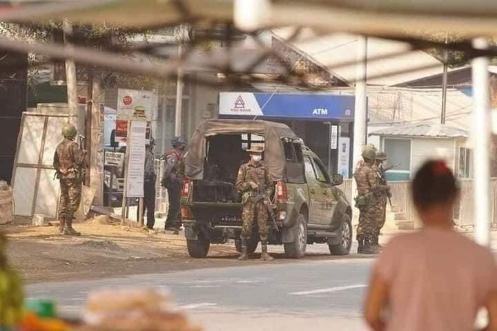juulo11's tweet photo. Now!!The junta army is shooting in UNESCO city Bagan.Current situtation,The civilians in Bagan are running to hide their shoot and one young boy was injured by their shot.
#SaveMyanmar 
#RejectMilitaryCoup 
#R2PForMyanmar 
#WeSupportDrSasa
#WeSupportCRPH https://t.co/9ir6cvBJbx