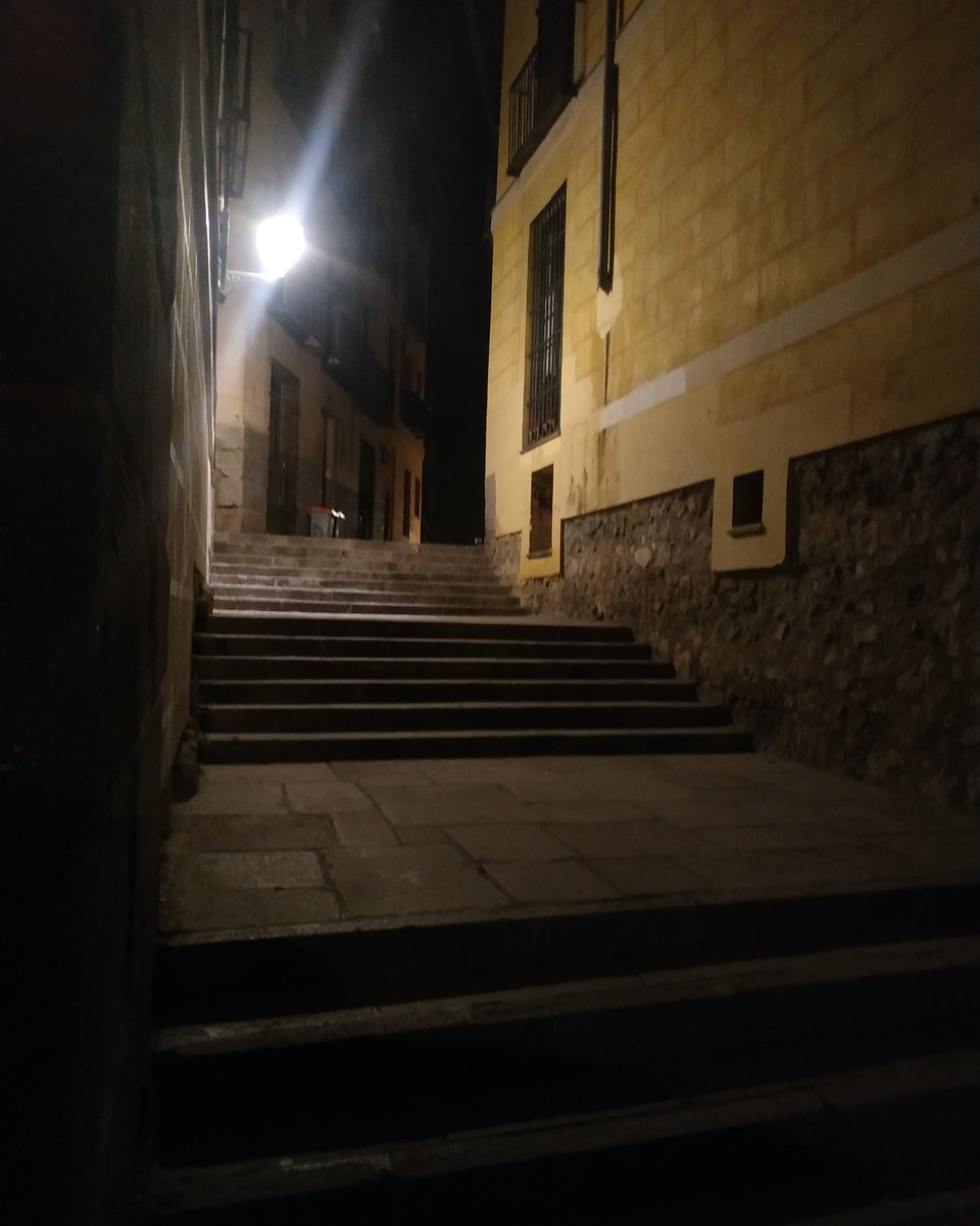 La calle del Toro. En la noche de ayer estaba especialmente encantadora...

#Madrid #podcast #rincones #calles #madridigers #sinfiltros 

🎙️ podcastizo.com