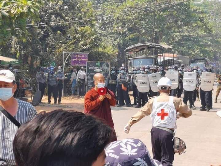 AyeChanChit5's tweet photo. Peaceful protestors in Tike Kyi strike was violently dispersed with real bullets by terrorists starting from 8:30AM. They also brutally beat people and dragged onto military truck - VOM.

R2P FOR MYANMAR
#WhatsHappeningInMyanmar  #Mar7Coup 
#CrimesAgainstHumanity 
... https://t.co/UIZU1sw2sL