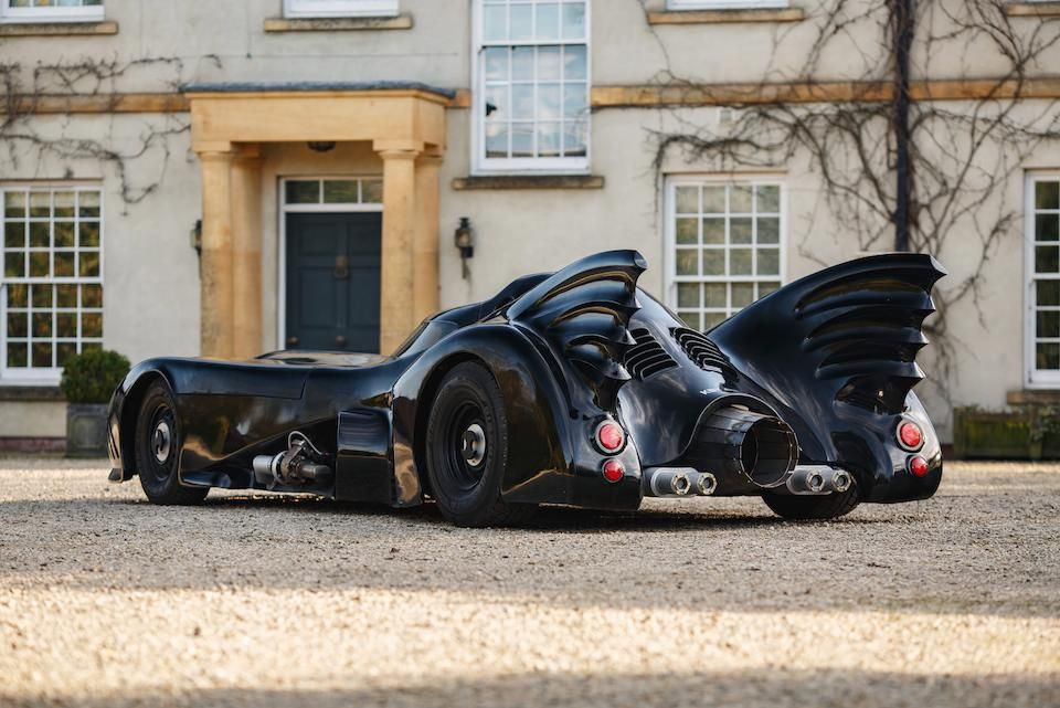 GQ_France's tweet photo. Cette Batmobile version Tim Burton de 1989 est à vendre chez Bonham’s le 20 mars. Moteur V8 5,7 L de 380 ch avec 2 turbos de chaque côté des 6,7 m du bolide, deux grandes dérives à l’arrière et un faux réacteur. Attention le volant est à droite. Estimation 23.000 à 35.000 € https://t.co/5nRbpzCvMu