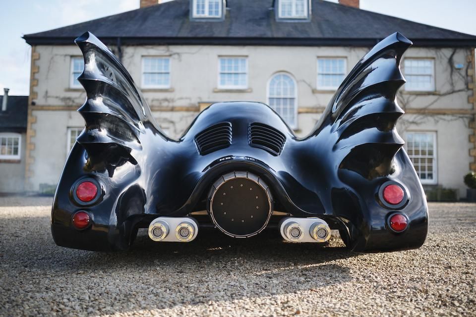 GQ_France's tweet photo. Cette Batmobile version Tim Burton de 1989 est à vendre chez Bonham’s le 20 mars. Moteur V8 5,7 L de 380 ch avec 2 turbos de chaque côté des 6,7 m du bolide, deux grandes dérives à l’arrière et un faux réacteur. Attention le volant est à droite. Estimation 23.000 à 35.000 € https://t.co/5nRbpzCvMu