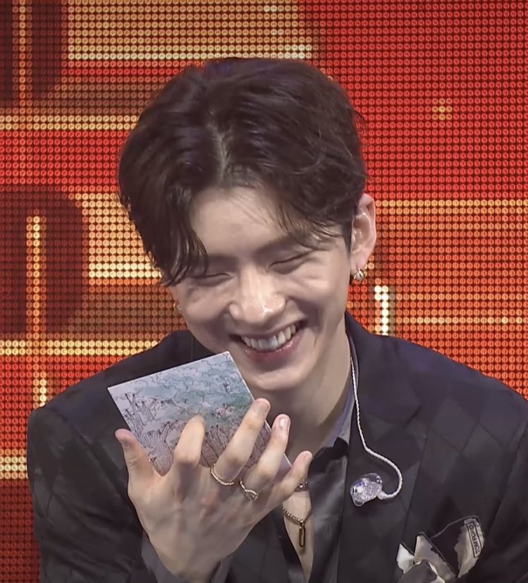 kihyunbread's tweet photo. kihyun reading a fan’s letter thanking him for becoming a singerㅠㅠ https://t.co/6bdiPdkPfr