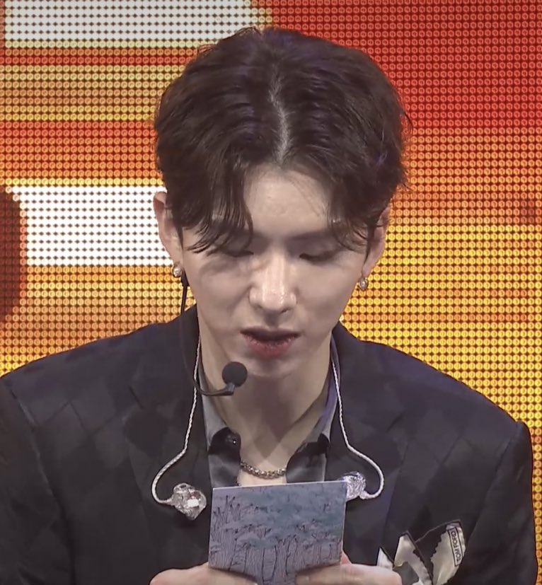 kihyunbread's tweet photo. kihyun reading a fan’s letter thanking him for becoming a singerㅠㅠ https://t.co/6bdiPdkPfr