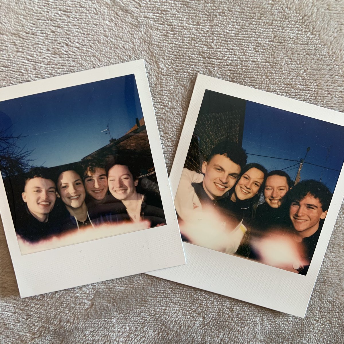 elodclem59's tweet photo. Bonjour! De 1 regardez cette bande de bg sur les photos. De 2 qqn pourrait m’expliquer ces « tâches » ?¿ #polaroid #onestep2 https://t.co/87S45rn3eH