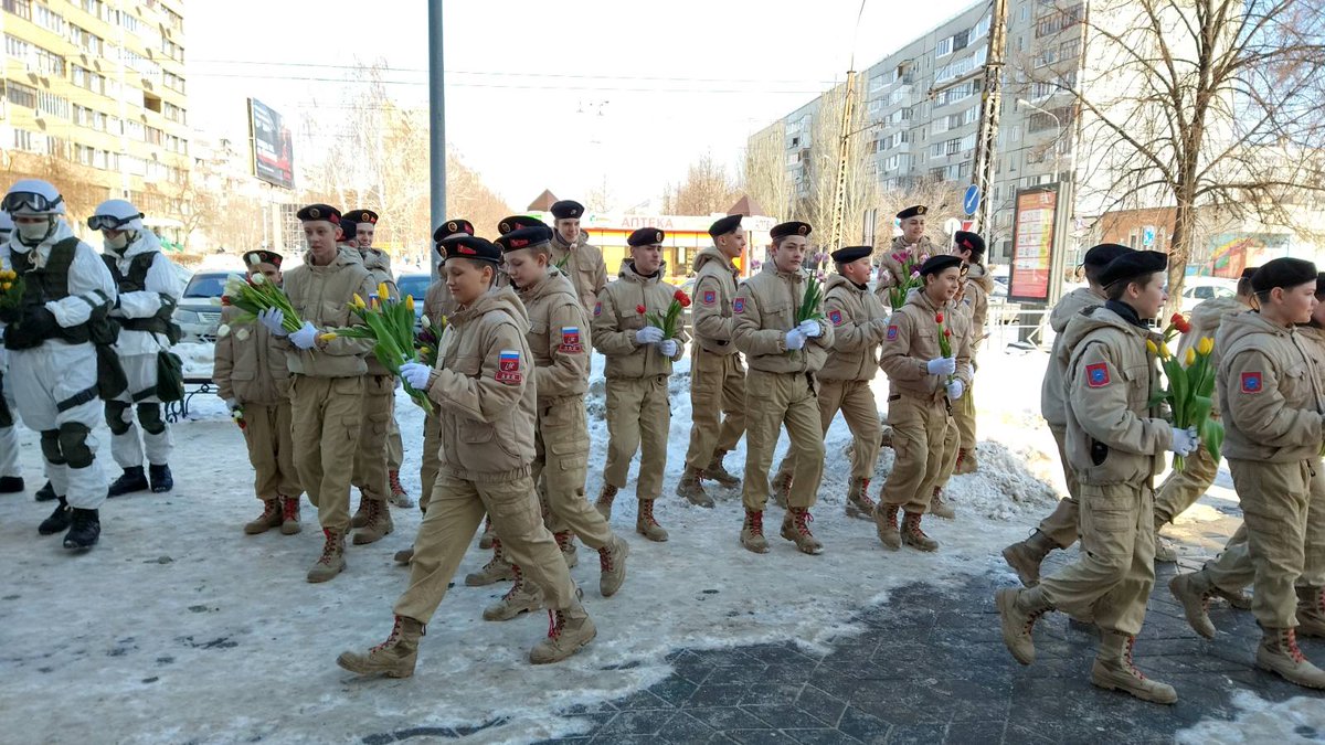 Сегодня, в преддверии Международного Женского Дня, юнармейцы г.о.Тольятти приняли участие во Всероссийской акции "Километр красоты", даря женщинам на улице цветы.