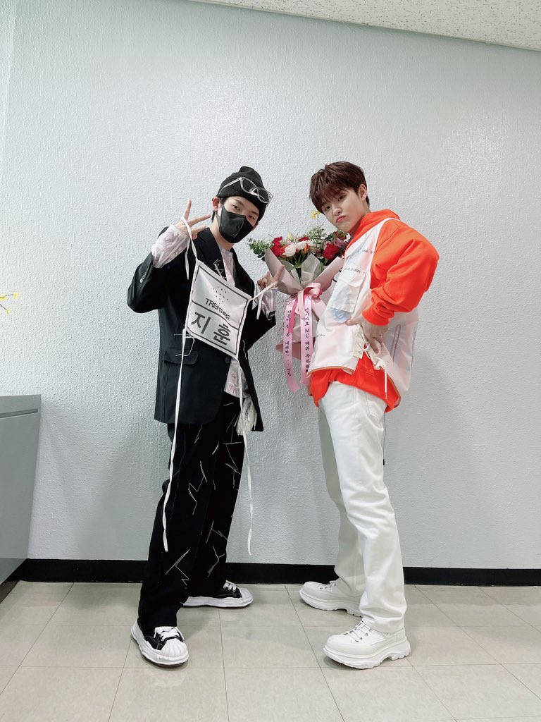 metdoldobby's tweet image. sukhoon               🤝                jensoo