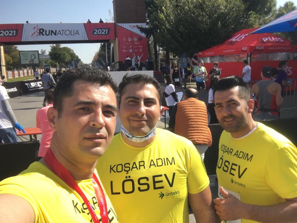 kosaradimlosev's tweet photo. Bir koşudan çok daha fazlası!
Emek, mücadele,gönüllülük....
#KoşarAdımLÖSEV Gönüllüleri bugün #runatolia maratonundaydı🏃🏻‍♀️🏃🏻 https://t.co/ts8FiAl12N