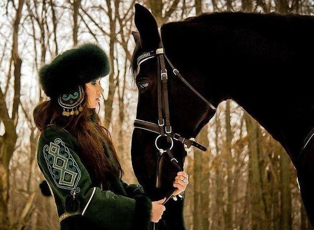 Günümüzde, maalesef çeşitli sorunlarla başa çıkmak zorunda bırakılan Türk kadınlarının tarihteki yeri ;