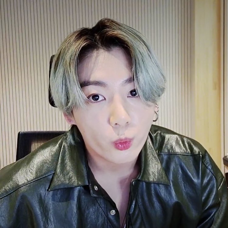 kookpiics's tweet image. he's so cute 😭😭🤍