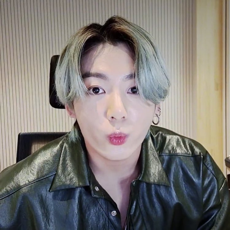 kookpiics's tweet image. he's so cute 😭😭🤍