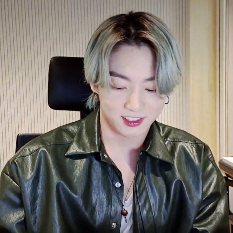 kookpiics's tweet image. he's so cute 😭😭🤍