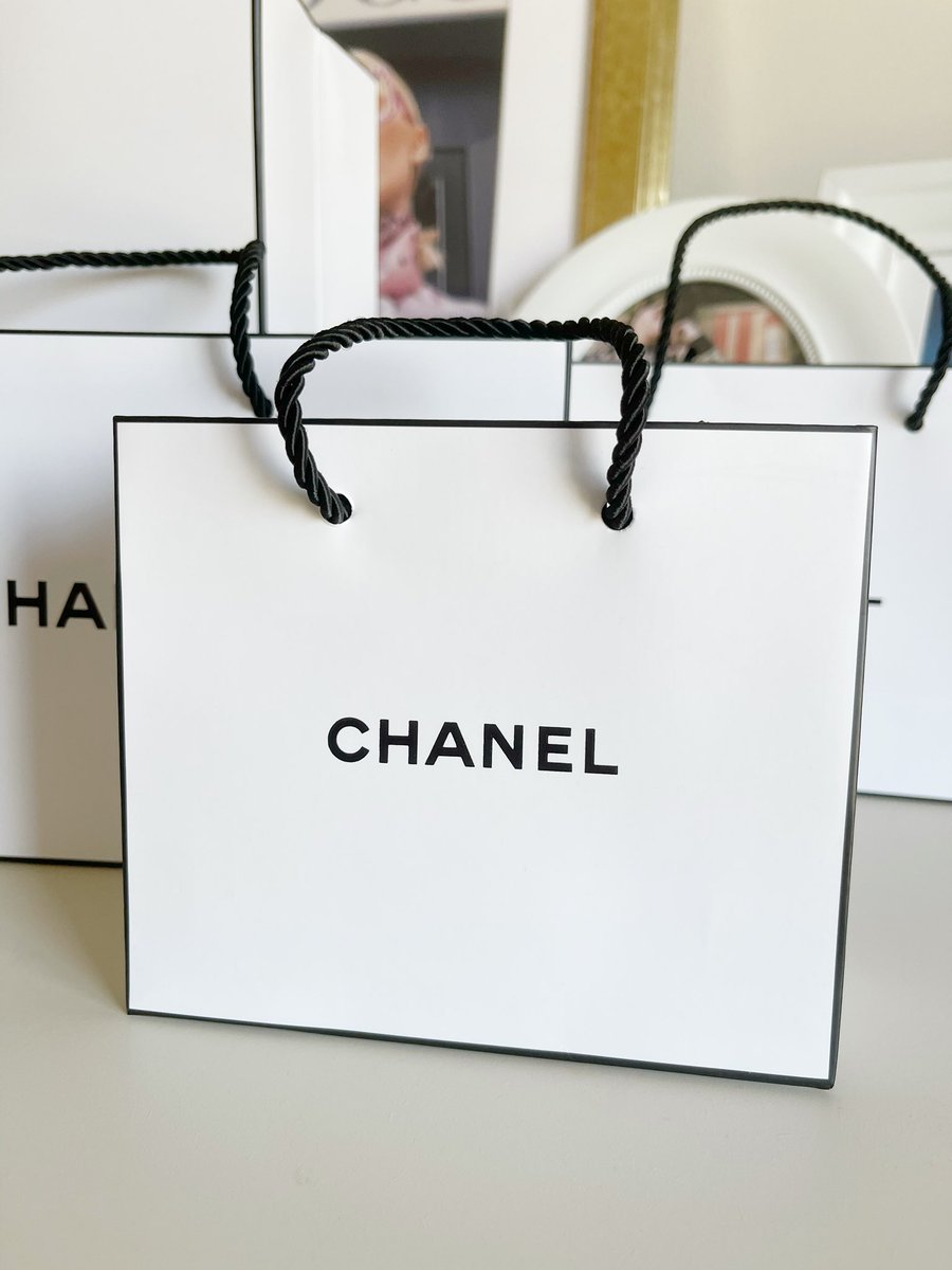 Viviennewonder's tweet photo. มาเถอะค่ะ แจกจริงไม่เคยจกตา นางมาอีกแล้ว เปย์ฟลวงวดนี้ Chanel ไปเลยครับ 4 รางวัล สำหรับ ฟลว ของเวียณ แค่ RT + FOLLOW ประกาศ 30 มีนาคมคับ ลุยโลด 🖤🤍 https://t.co/zAUcKQwvvC