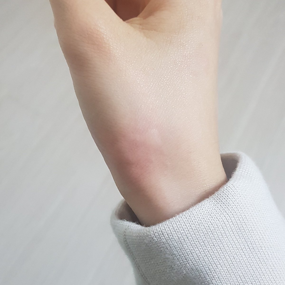 대체 왜 갈수록 심하게 무는거죠 ㅠㅠㅠ
잘만 놀다가 물고, 깃털 정리하다가 물고, 꺼내달라 해서 꺼내주면 물고😭