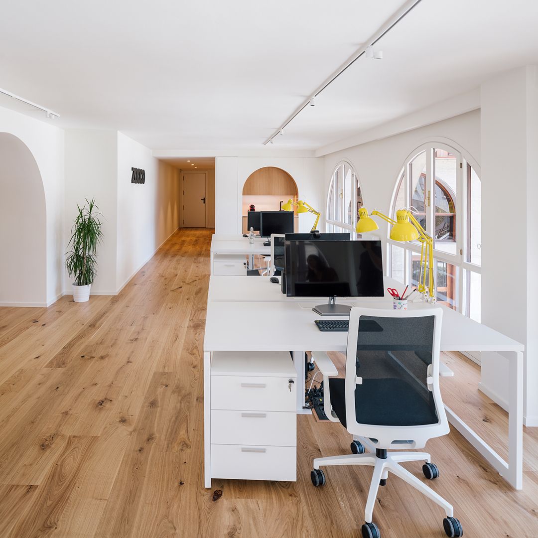 <a href="/arkoslight/">ARKOSLIGHT</a> nos muestra el resultado de uno de sus proyectos lumínicos con <a href="/zoocoestudio/">ZOOCO ESTUDIO</a>. ¡Nos encanta esta perfecta iluminación para una oficina moderna y práctica! 💪
📷 Imagen Subliminal.
#oficina #oficinamodera #oficinasmodernas #proyectooficina #proyectooficinas #arkoslight