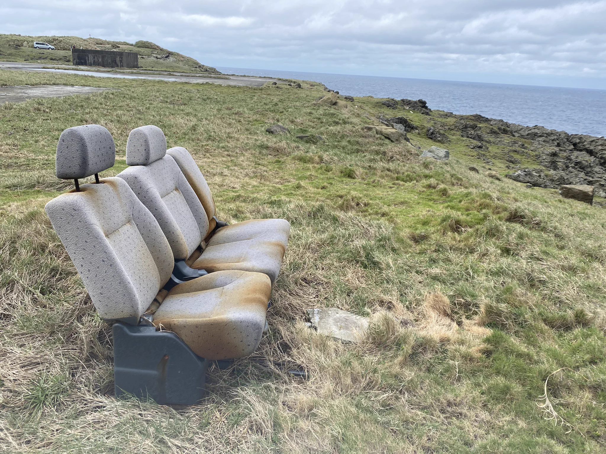 めちゃいい感じの不法投棄？！与那国島の芝生に置かれた車のシート！