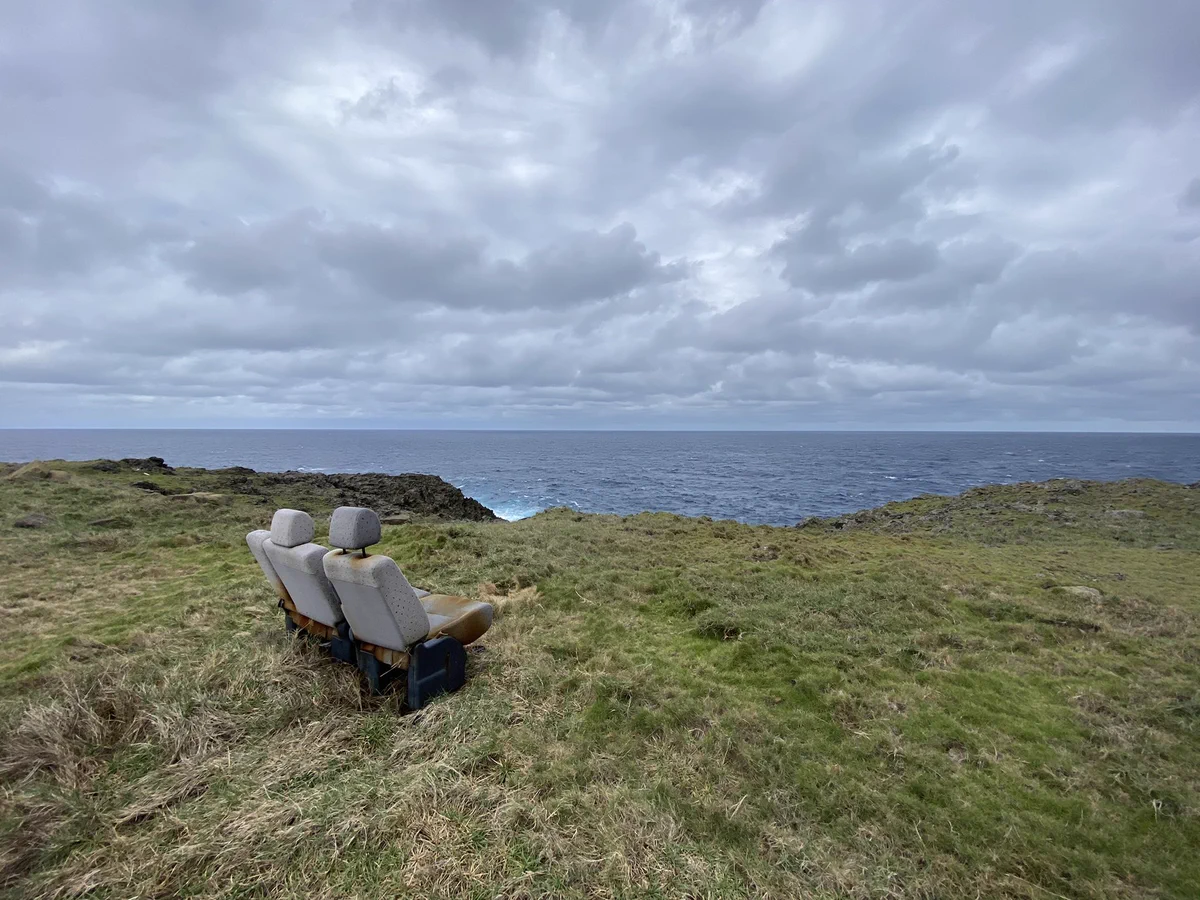 めちゃいい感じの不法投棄？！与那国島の芝生に置かれた車のシート！